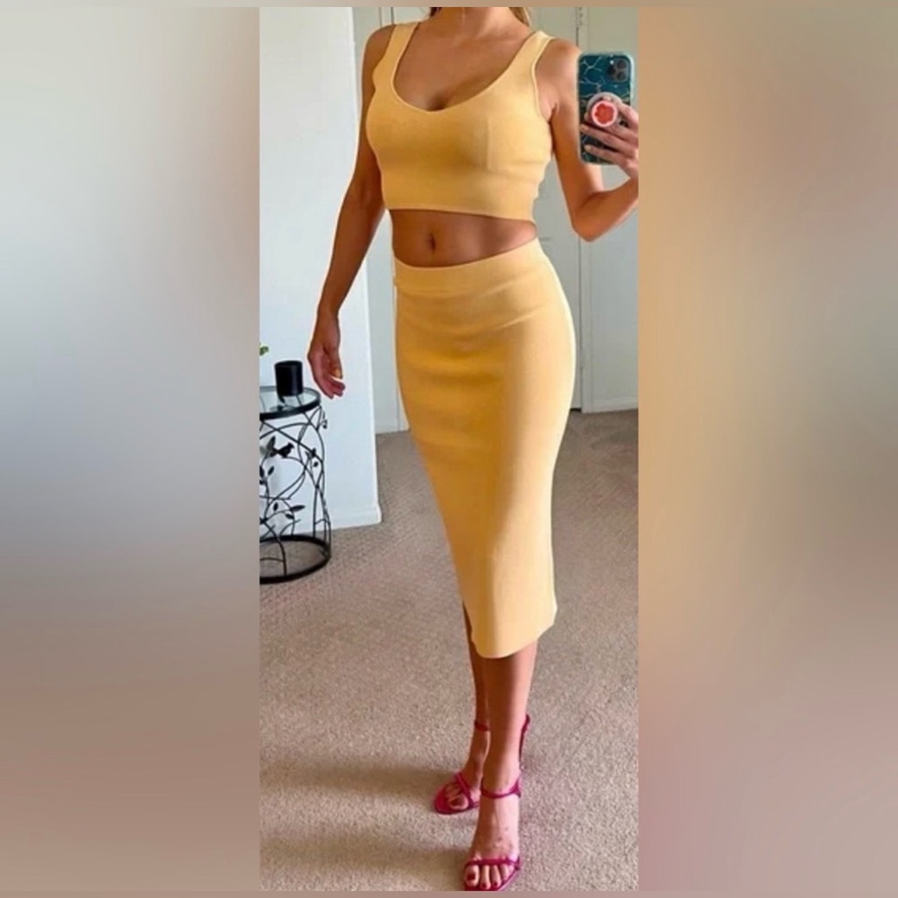 House of Harlow 1960 Two-Piece Hot Pink Compression Set - Picture 3 of 12